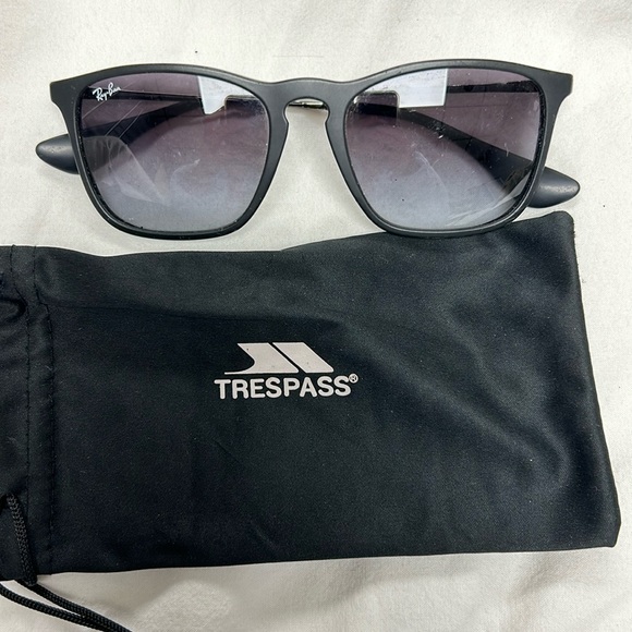 Ray-Ban Other - Ray Ban authentic sunglasses ( on both side color is removed on the metal part)